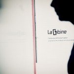 "LA CABINE", INSTALLATION DE DOCUMENTAIRE PARTICIPATIF IMAGINE PAR CHRISTINE BOUTEILLER AU SEIN DE L'EXPOSITION "CONVERSATIONS ELECTRIQUES" A LA PANACE. STRUCTURE RALISE PAR STEPHANE LANDAIS. MONTPELLIER, 3 AOUT 2013.